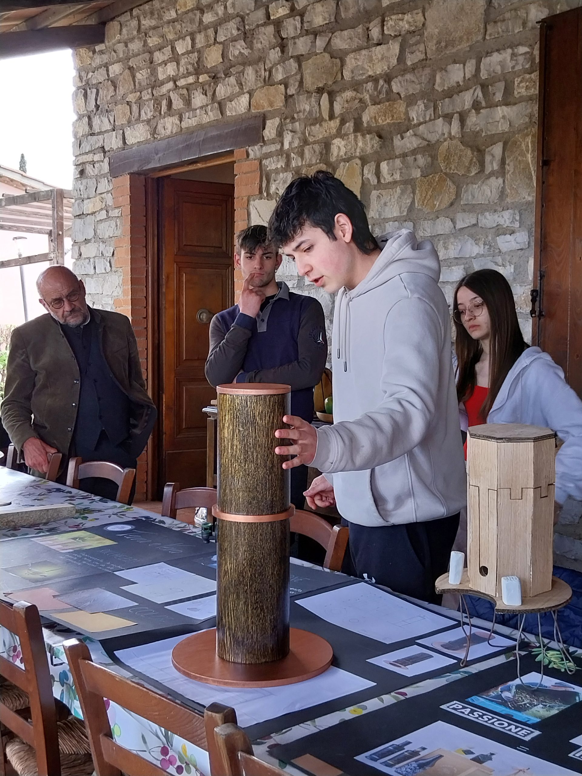 UN’OLIERA IN LEGNO PER UN PRODOTTO ARTIGIANALE: LA COMMESSA DELLA L3 INSEGNA ACCENDENDO LA PASSIONE 2 Cometa - UN’OLIERA IN LEGNO PER UN PRODOTTO ARTIGIANALE: LA COMMESSA DELLA L3 INSEGNA ACCENDENDO LA PASSIONE 1
