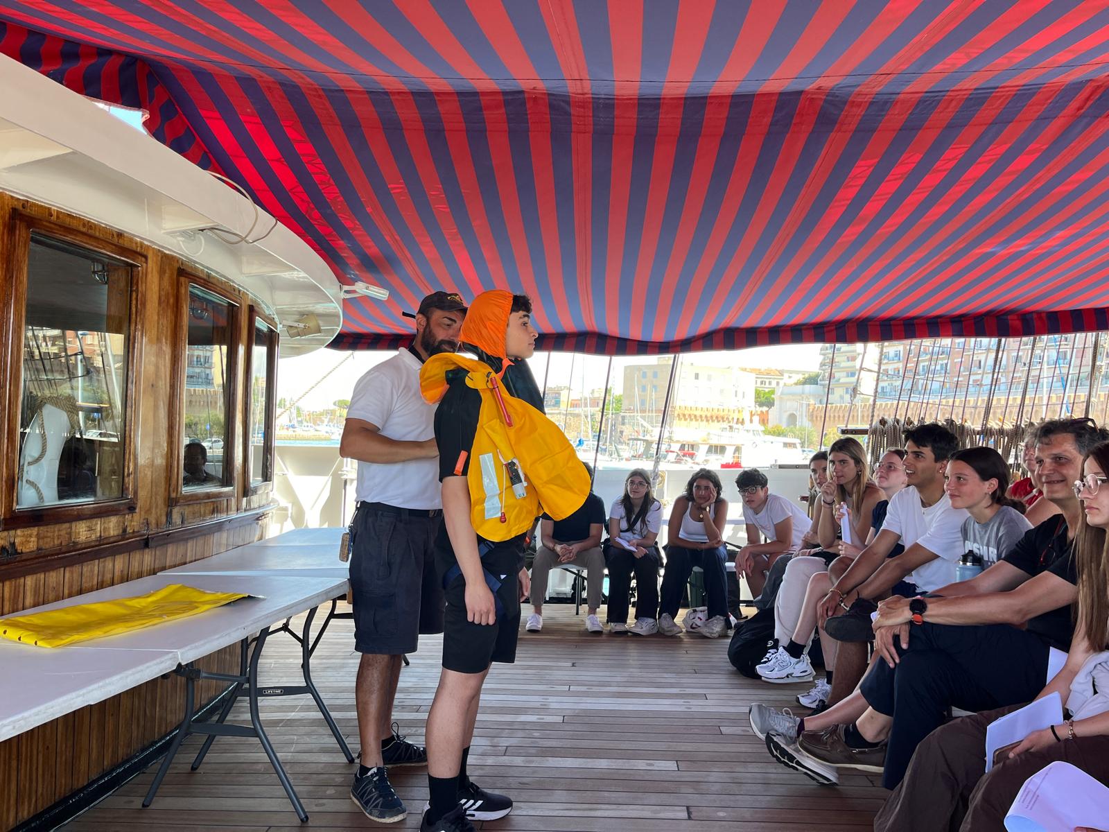 CINQUE GIORNI SU NAVE ITALIA PER RIACCENDERE IL DESIDERIO DI CONOSCENZA: 14 RAGAZZI DI COMETA A SCUOLA DI VITA TRA LE ONDE DEL MARE 8 Cometa - CINQUE GIORNI SU NAVE ITALIA PER RIACCENDERE IL DESIDERIO DI CONOSCENZA: 14 RAGAZZI DI COMETA A SCUOLA DI VITA TRA LE ONDE DEL MARE 7