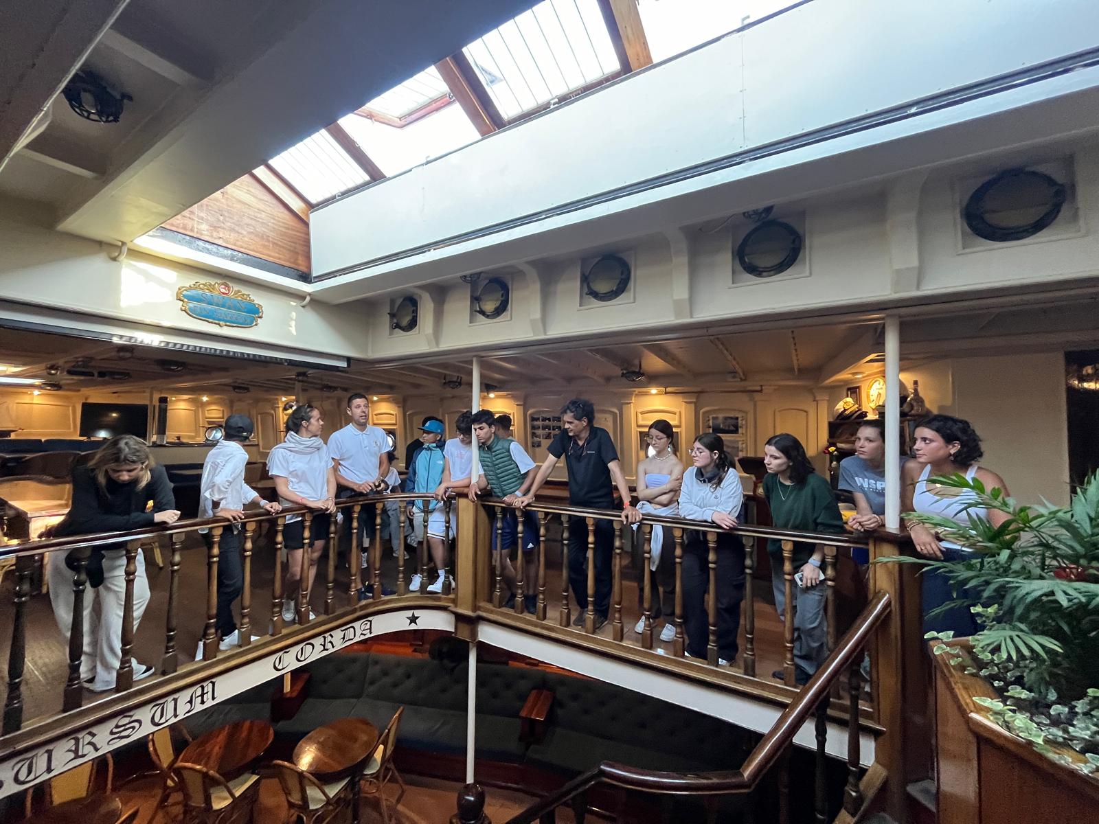 CINQUE GIORNI SU NAVE ITALIA PER RIACCENDERE IL DESIDERIO DI CONOSCENZA: 14 RAGAZZI DI COMETA A SCUOLA DI VITA TRA LE ONDE DEL MARE 10 Cometa - CINQUE GIORNI SU NAVE ITALIA PER RIACCENDERE IL DESIDERIO DI CONOSCENZA: 14 RAGAZZI DI COMETA A SCUOLA DI VITA TRA LE ONDE DEL MARE 9