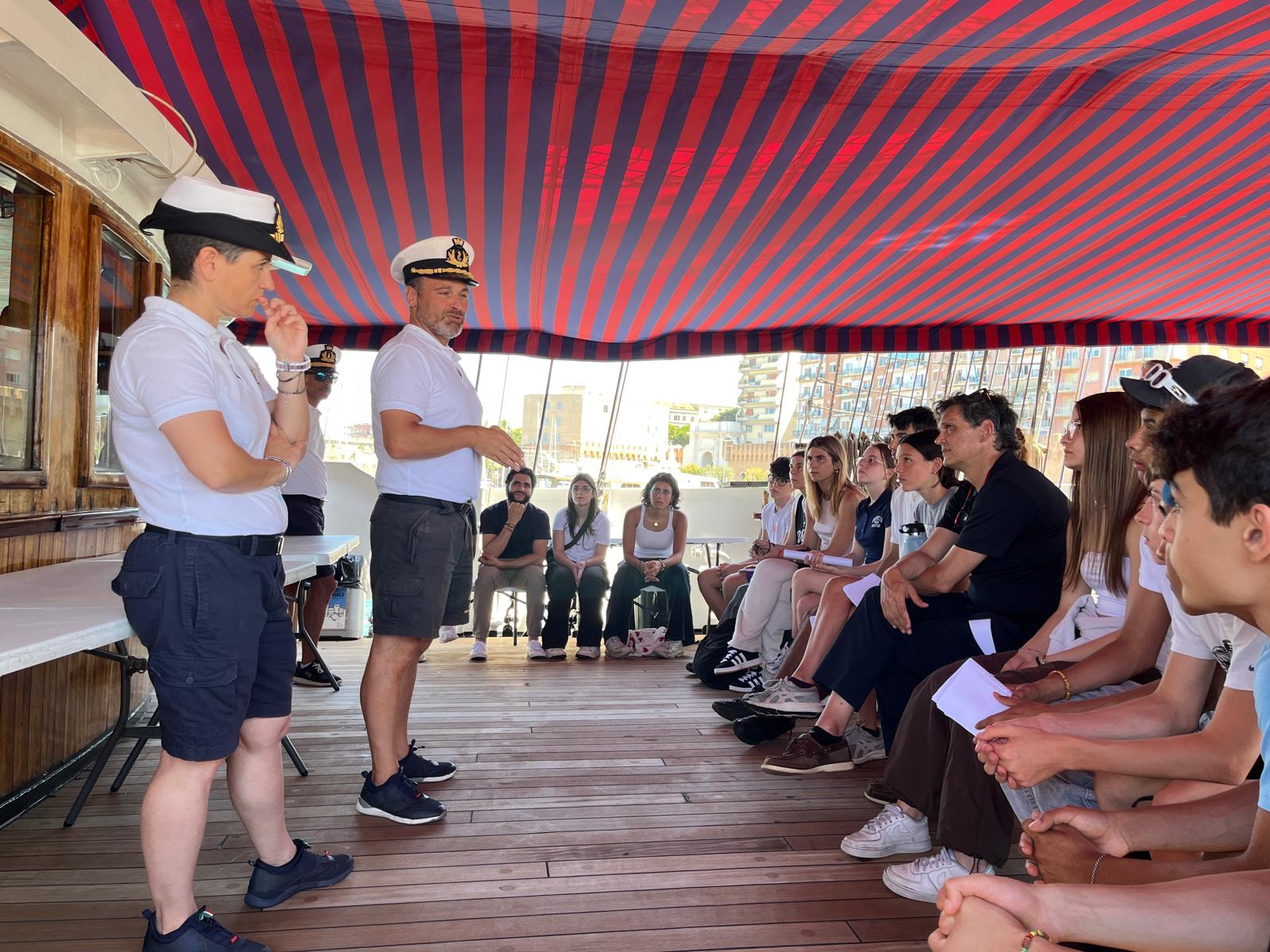CINQUE GIORNI SU NAVE ITALIA PER RIACCENDERE IL DESIDERIO DI CONOSCENZA: 14 RAGAZZI DI COMETA A SCUOLA DI VITA TRA LE ONDE DEL MARE 12 Cometa - CINQUE GIORNI SU NAVE ITALIA PER RIACCENDERE IL DESIDERIO DI CONOSCENZA: 14 RAGAZZI DI COMETA A SCUOLA DI VITA TRA LE ONDE DEL MARE 11