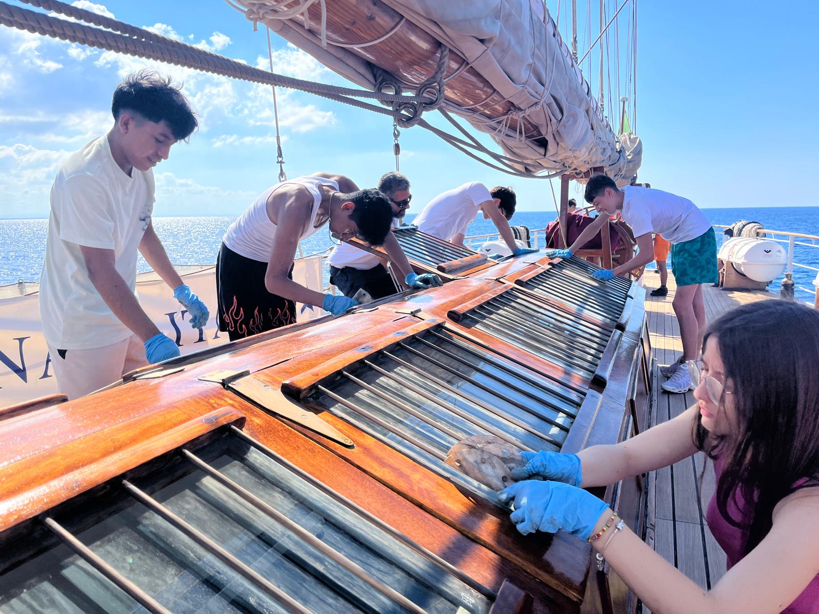 CINQUE GIORNI SU NAVE ITALIA PER RIACCENDERE IL DESIDERIO DI CONOSCENZA: 14 RAGAZZI DI COMETA A SCUOLA DI VITA TRA LE ONDE DEL MARE 6 Cometa - CINQUE GIORNI SU NAVE ITALIA PER RIACCENDERE IL DESIDERIO DI CONOSCENZA: 14 RAGAZZI DI COMETA A SCUOLA DI VITA TRA LE ONDE DEL MARE 5