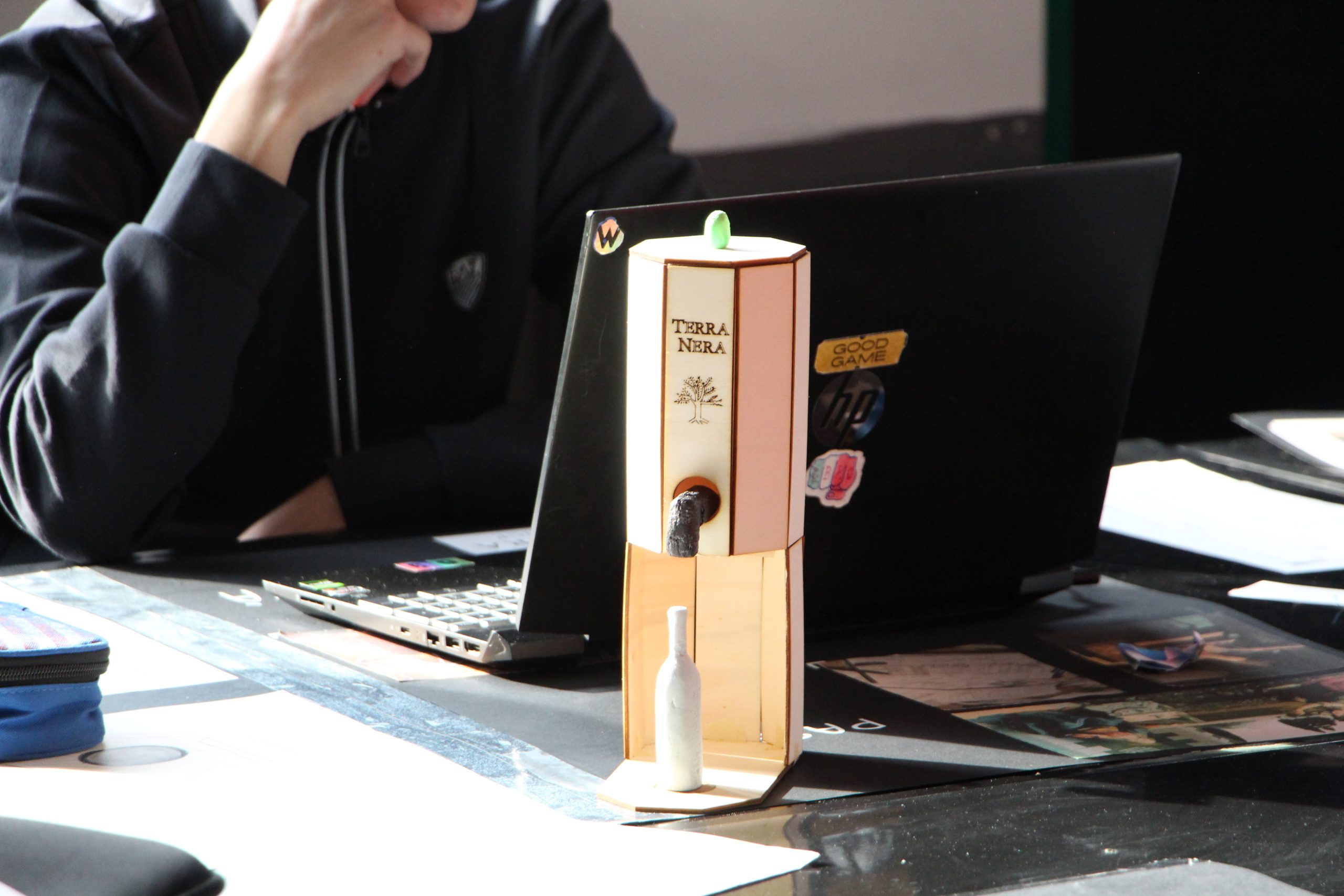 UN’OLIERA IN LEGNO PER UN PRODOTTO ARTIGIANALE: LA COMMESSA DELLA L3 INSEGNA ACCENDENDO LA PASSIONE 14 Cometa - UN’OLIERA IN LEGNO PER UN PRODOTTO ARTIGIANALE: LA COMMESSA DELLA L3 INSEGNA ACCENDENDO LA PASSIONE 13