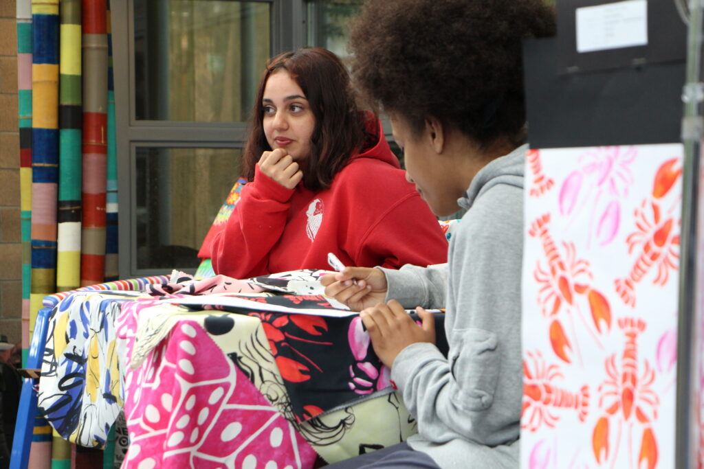 Proposte 2025 – La creatività di Elsa Schiaparelli ispira la collezione delle studentesse del corso di design della Scuola Oliver Twist 10 Cometa - Proposte 2025 – La creatività di Elsa Schiaparelli ispira la collezione delle studentesse del corso di design della Scuola Oliver Twist 9