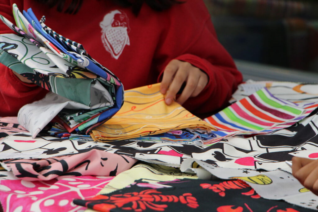 Proposte 2025 – La creatività di Elsa Schiaparelli ispira la collezione delle studentesse del corso di design della Scuola Oliver Twist 12 Cometa - Proposte 2025 – La creatività di Elsa Schiaparelli ispira la collezione delle studentesse del corso di design della Scuola Oliver Twist 11