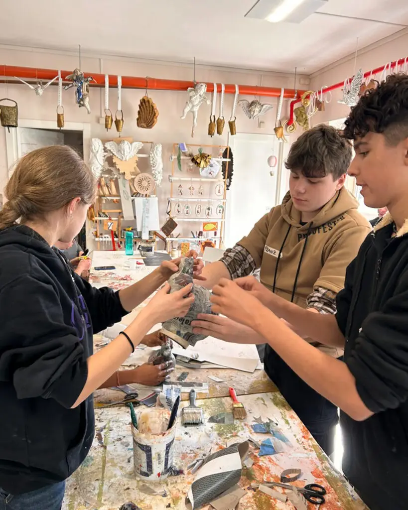 Gli studenti del Liceo Artistico - Imprenditoriale Artigianale del Design a Matera: un viaggio tra creatività, inclusione e impresa. 2 Cometa - Gli studenti del Liceo Artistico - Imprenditoriale Artigianale del Design a Matera: un viaggio tra creatività, inclusione e impresa. 1