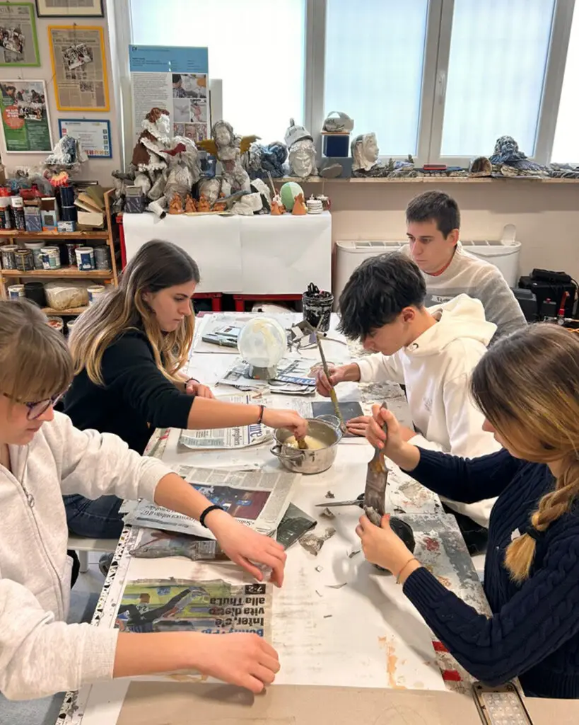 Gli studenti del Liceo Artistico - Imprenditoriale Artigianale del Design a Matera: un viaggio tra creatività, inclusione e impresa. 4 Cometa - Gli studenti del Liceo Artistico - Imprenditoriale Artigianale del Design a Matera: un viaggio tra creatività, inclusione e impresa. 3
