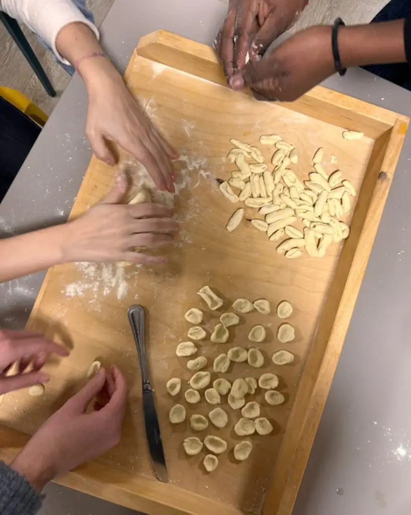 Gli studenti del Liceo Artistico - Imprenditoriale Artigianale del Design a Matera: un viaggio tra creatività, inclusione e impresa. 6 Cometa - Gli studenti del Liceo Artistico - Imprenditoriale Artigianale del Design a Matera: un viaggio tra creatività, inclusione e impresa. 5