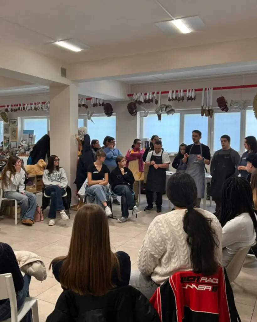 Gli studenti del Liceo Artistico - Imprenditoriale Artigianale del Design a Matera: un viaggio tra creatività, inclusione e impresa. 12 Cometa - Gli studenti del Liceo Artistico - Imprenditoriale Artigianale del Design a Matera: un viaggio tra creatività, inclusione e impresa. 11
