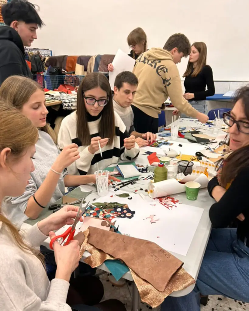 Gli studenti del Liceo Artistico - Imprenditoriale Artigianale del Design a Matera: un viaggio tra creatività, inclusione e impresa. 16 Cometa - Gli studenti del Liceo Artistico - Imprenditoriale Artigianale del Design a Matera: un viaggio tra creatività, inclusione e impresa. 15
