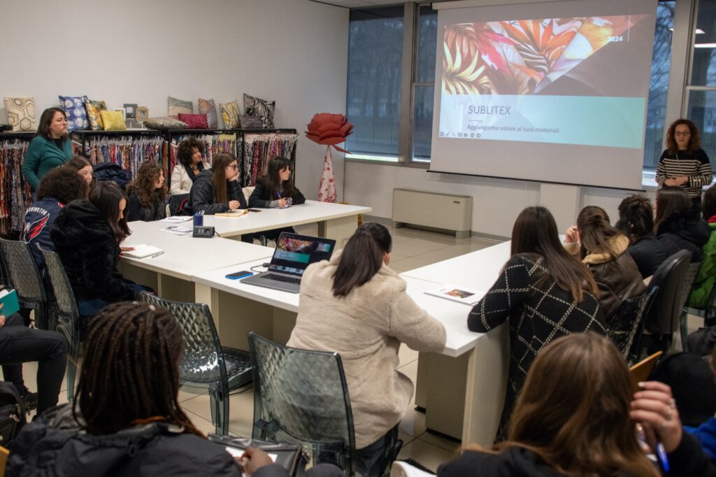 Cometa Formazione X Motivi: una capsule collection creata dalle studentesse 2 Cometa - Cometa Formazione X Motivi: una capsule collection creata dalle studentesse 1